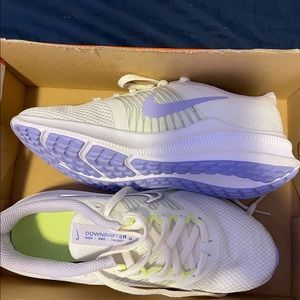 Brand new, never worn, size 6 in women’s.